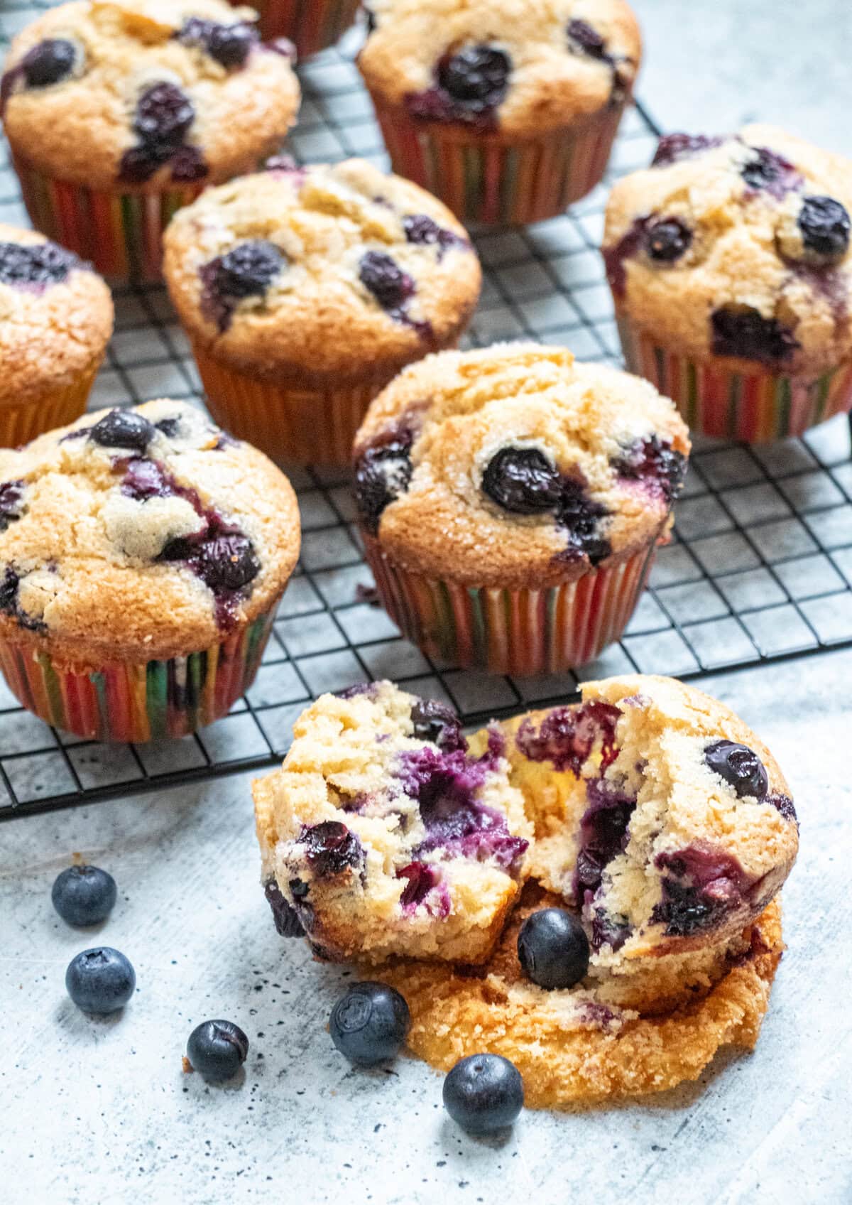 Fluffy, moist and deliciously good, these blueberry muffins are loaded with juicy blueberries in every bite! #blueberrymuffins #besteverblueberrymuffins | manilaspoon.com Bakery-style blueberry muffins
