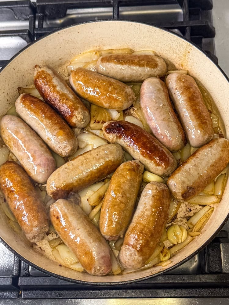 Return the sausages to the pan.