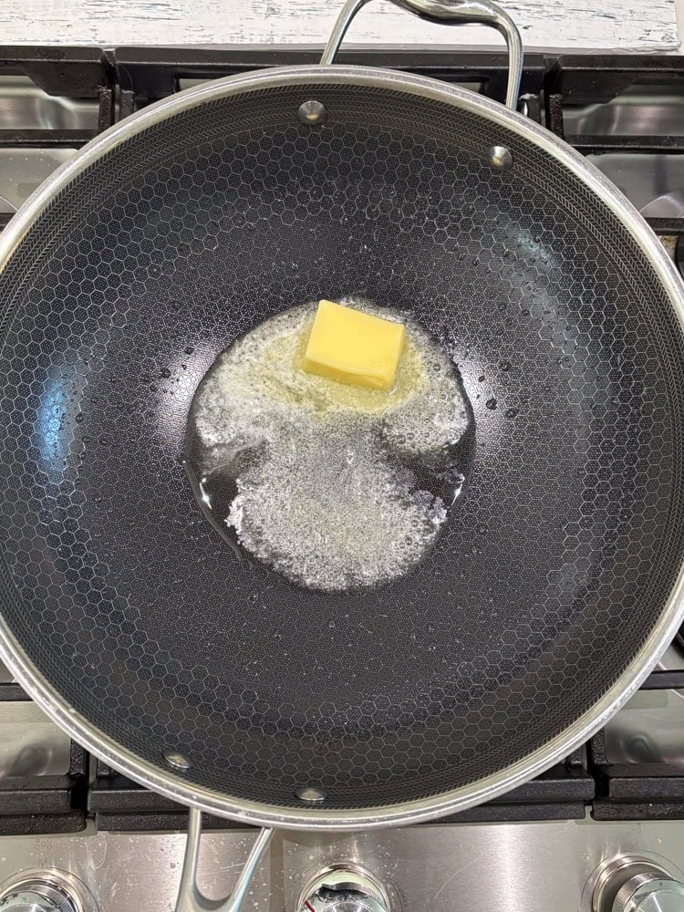 Heat the oil in a deep pan. When the oil gets warm, melt the butter in it.