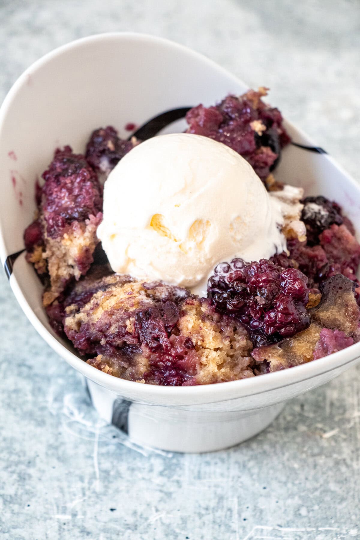 This is so amazingly delicious and unbelievably easy to make! Best of all, no baking required as your slow cooker does all the work. Serve warm with pouring cream or ice cream - heavenly! Slow Cooker Blackberry Cobbler Slow Cooker Blackberry Cobbler with juicy berries and warmly spiced cake topping.