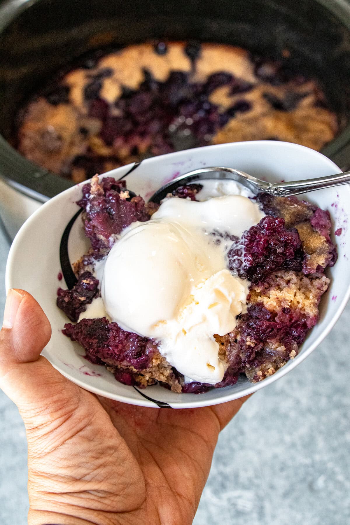 This is so amazingly delicious and unbelievably easy to make! Best of all, no baking required as your slow cooker does all the work. Serve warm with pouring cream or ice cream - heavenly! Slow Cooker Blackberry Cobbler Slow Cooker Blackberry Cobbler with juicy berries and warmly spiced cake topping.