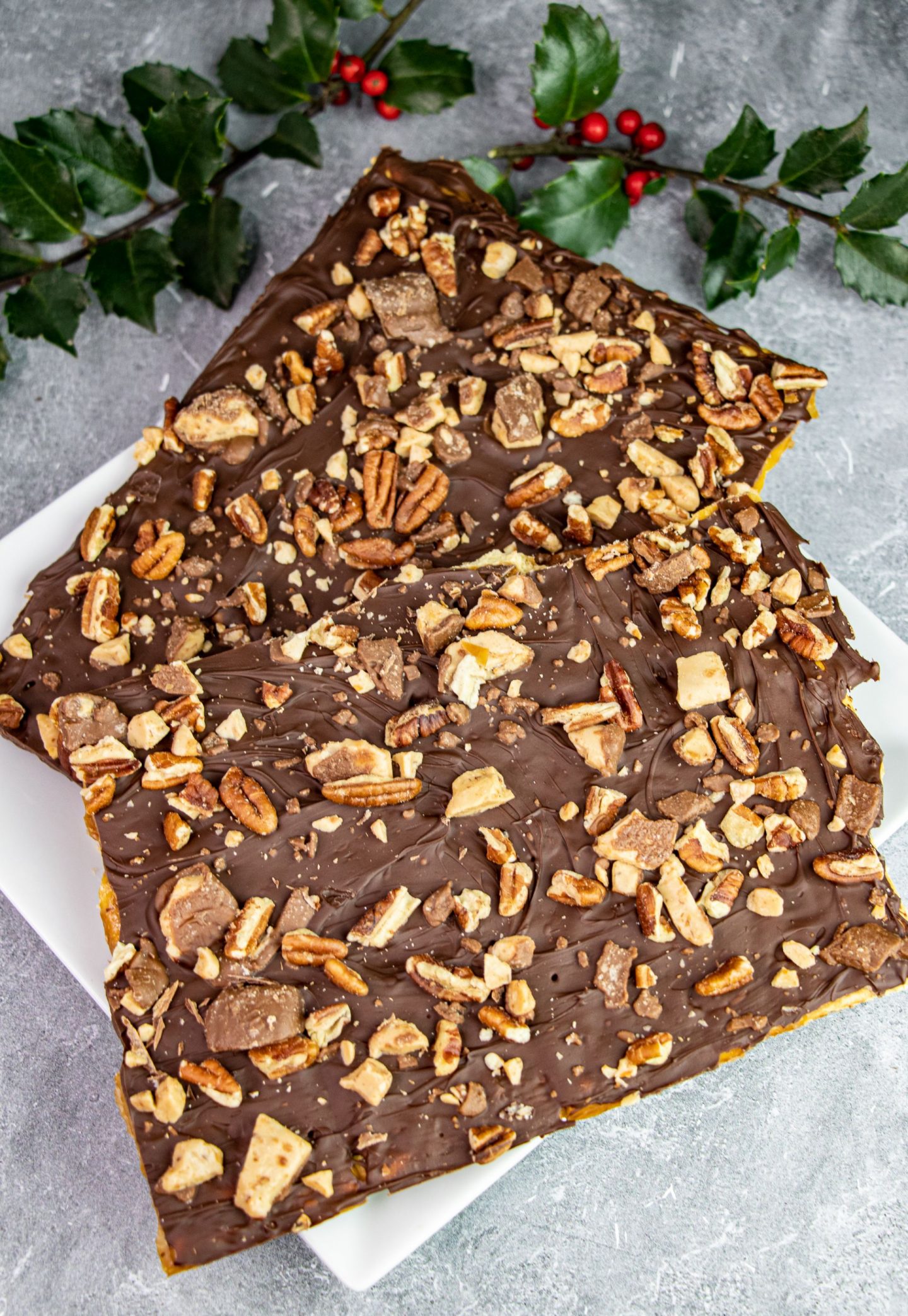 
So deliciously addictive (hence the name!), these Saltine Toffee Bark (AKA Christmas Crack) tastes sweet, salty, chocolaty, and just 20 minutes or less to make! It reminds me of brittle candy but oh-so-much-better and so much simpler to make! Perfect as a holiday gift!
