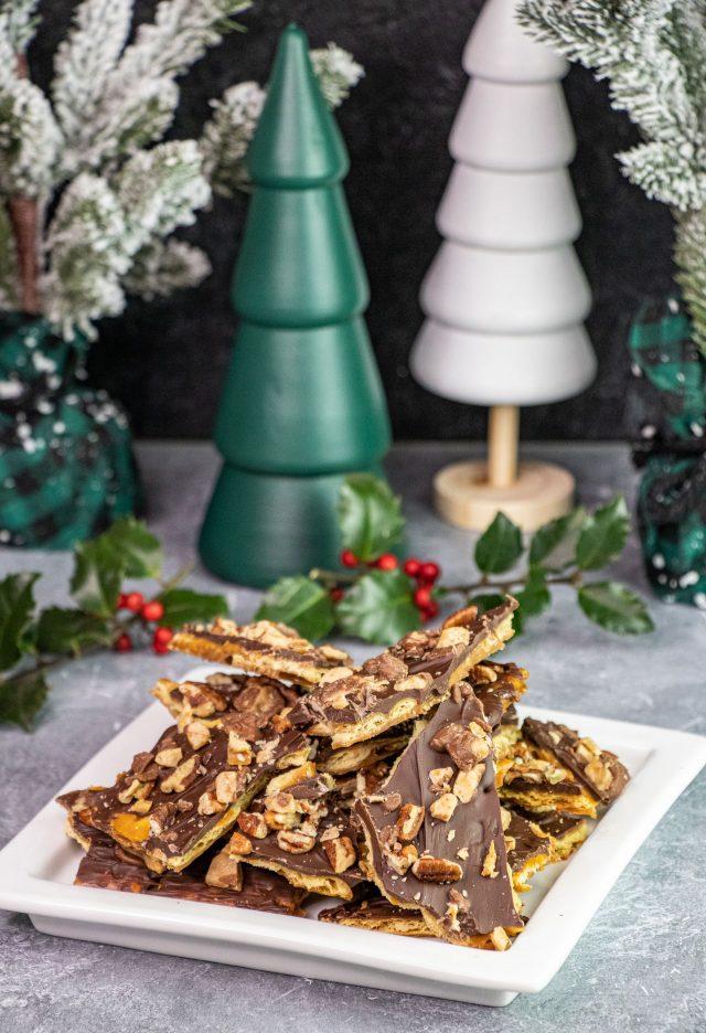 
So deliciously addictive (hence the name!), these Saltine Toffee Bark (AKA Christmas Crack) tastes sweet, salty, chocolaty, and just 15 minutes to make! It reminds me of brittle candy but oh-so-much-better and so much simpler to make! Perfect as a holiday gift!
