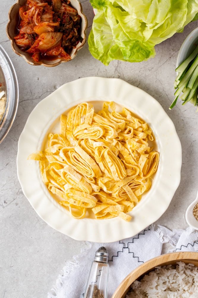 Cook the egg and slice into strips, and set aside.