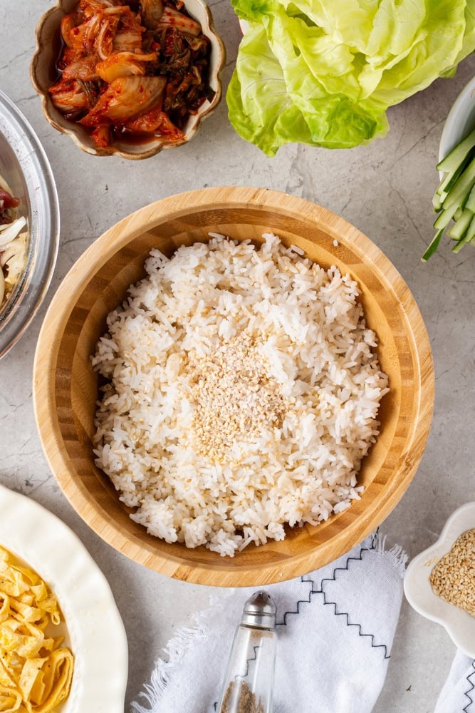 Season the cooked rice with sesame seeds and sesame oil. Mix evenly and set aside.