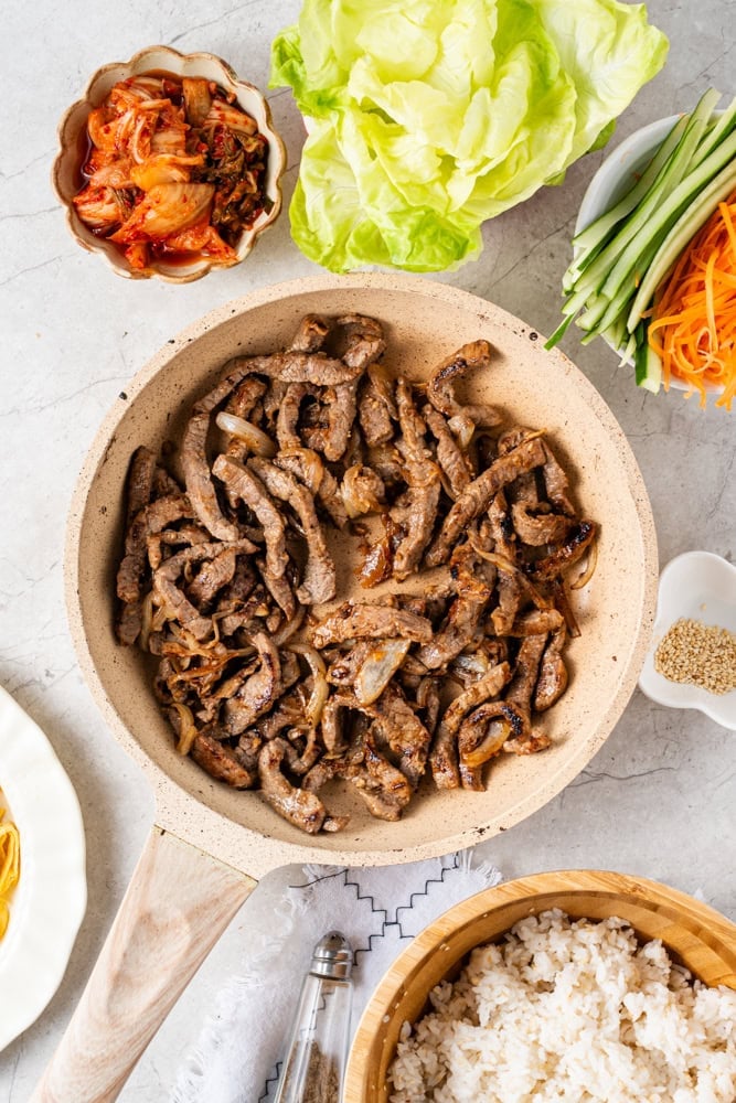 Heat oil in the same pan over medium-high heat, stir-fry the marinated beef until browned, then transfer to a plate.